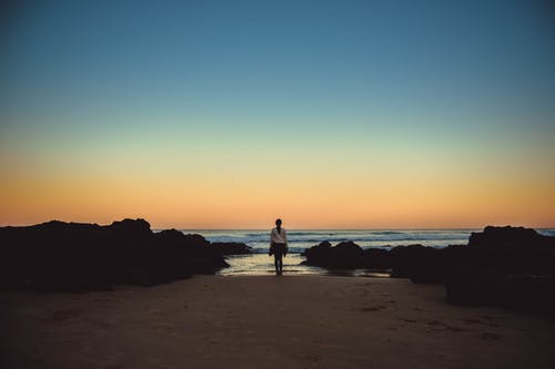 海边的女人 · 免费素材图片