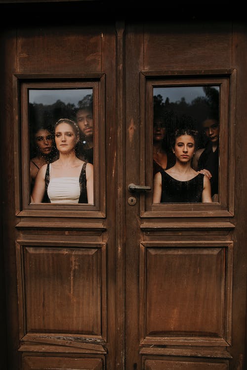 站在窗户后面的人 · 免费素材图片