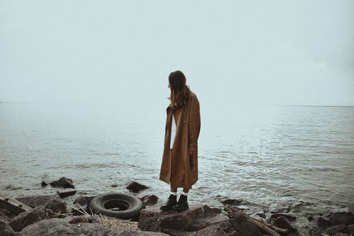 有关地平线, 女人, 岩石的免费素材图片