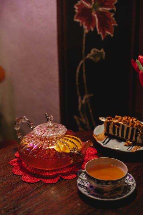 金色和红色的花香蛋糕，桌上的蜡烛 · 免费素材图片