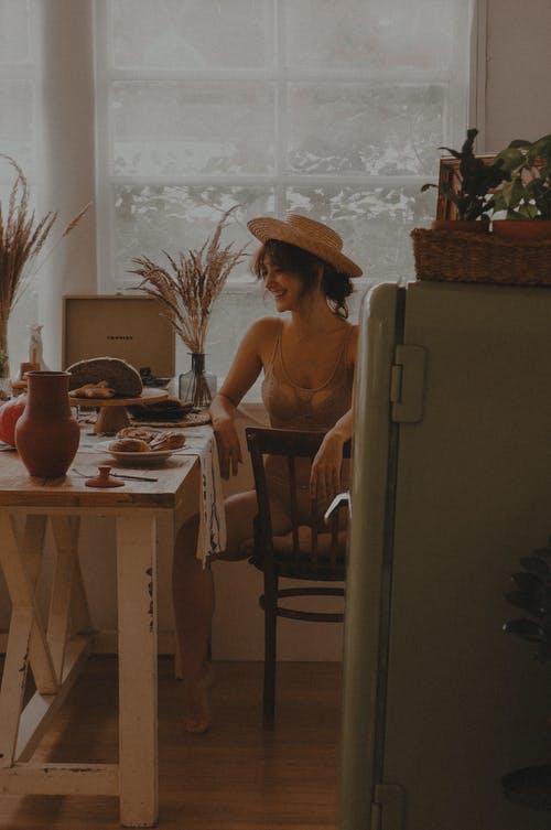 有关内衣, 冰箱, 坐的免费素材图片