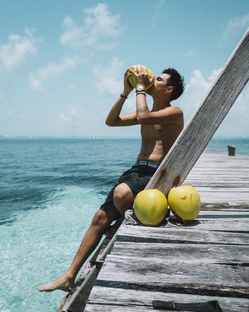 男人喝椰子 · 免费素材图片