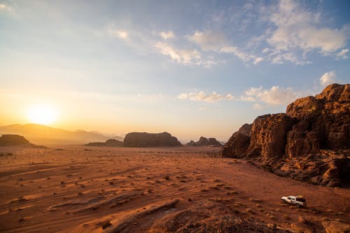 沙漠土地上的岩层 · 免费素材图片