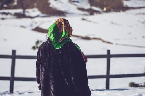 站在雪地上的人的选择性聚焦摄影 · 免费素材图片
