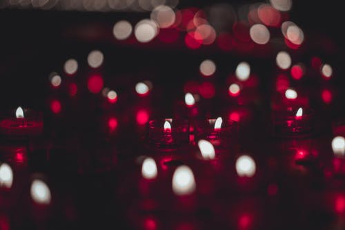 红蜡烛的特写照片 · 免费素材图片