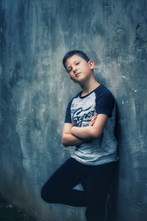 有关倚, 双臂交叉, 垂直拍摄的免费素材图片