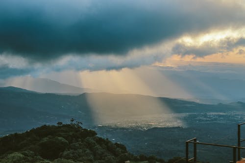 阳光穿过云层 · 免费素材图片