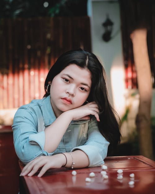 有关垂直拍摄, 摆姿势, 牛仔外套的免费素材图片