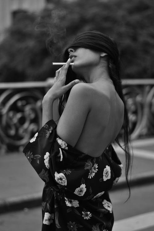 女人控股香烟棒 · 免费素材图片