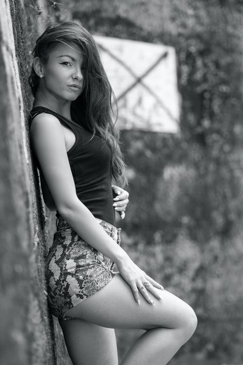 有关单色, 垂直拍摄, 女人的免费素材图片