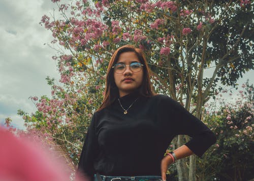 站在树旁的女人的照片 · 免费素材图片