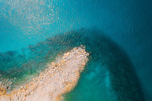 高角度拍摄的水体上的岩石 · 免费素材图片