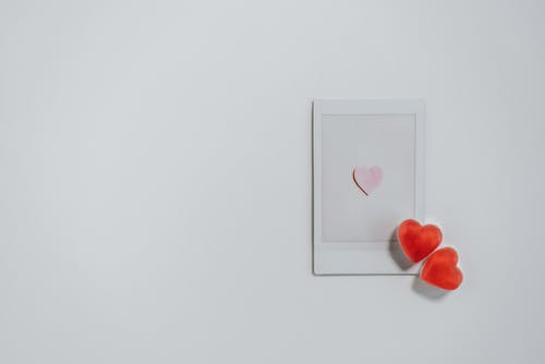 白色和红色的心墙装饰 · 免费素材图片