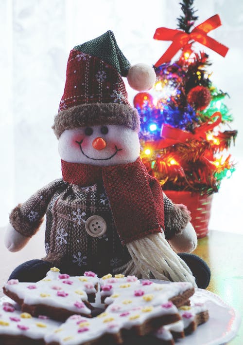 饼干和雪人毛绒玩具 · 免费素材图片