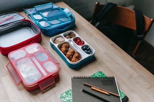 午餐盒，教室里有美味的食物 · 免费素材图片
