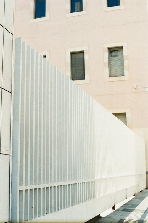 建筑用白铁栅栏 · 免费素材图片