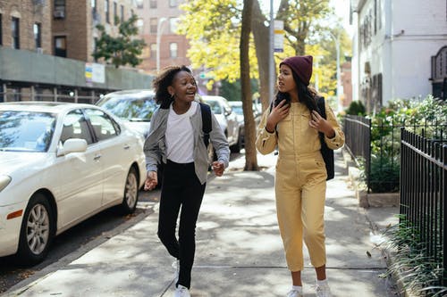 最好的多民族朋友在街上聊天和散步 · 免费素材图片