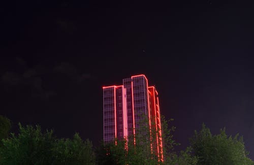 夜间照明的高层建筑的摄影 · 免费素材图片