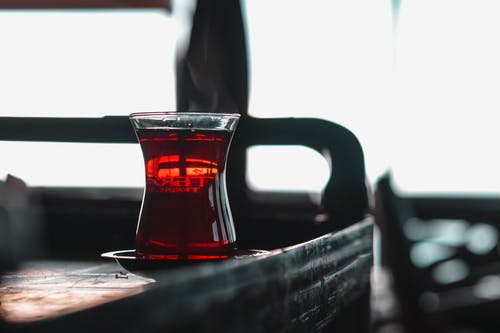 桌上的玻璃土耳其茶 · 免费素材图片