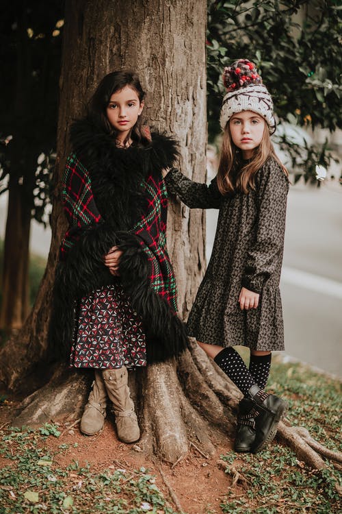 有关（顶部有小羊毛球的）羊毛帽子, 大衣, 小孩的免费素材图片