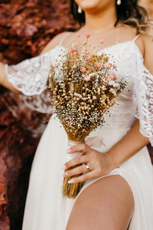 匿名的年轻新娘，与束娇嫩的花朵 · 免费素材图片