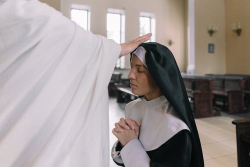 有关仪式, 双手交叉, 室内的免费素材图片