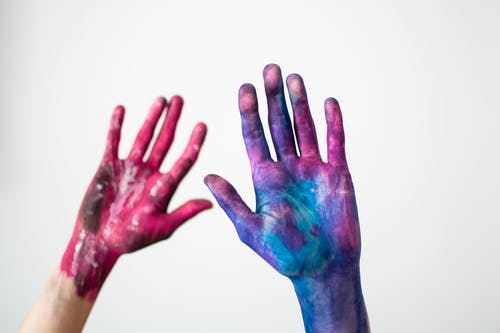两只手充满油漆 · 免费素材图片