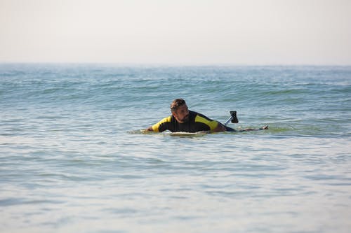 在腹部海水上适合男性截肢者冲浪者骑冲浪板 · 免费素材图片