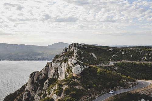 白云下的绿山 · 免费素材图片
