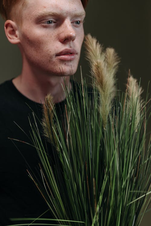 有关人, 垂直拍摄, 工作室拍摄的免费素材图片