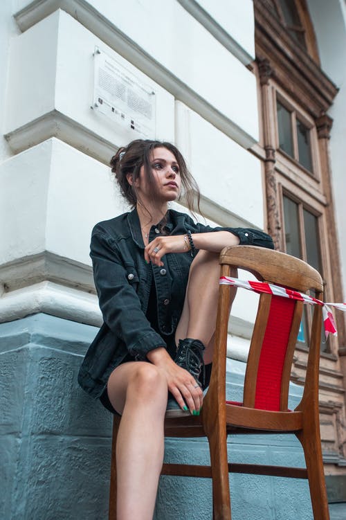 有关低角度拍摄, 咖啡色头发的女人, 坐的免费素材图片