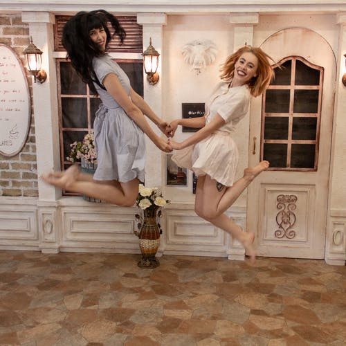 两名妇女跳的照片 · 免费素材图片