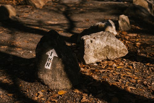在干燥的地形上带有箭头的粗石 · 免费素材图片