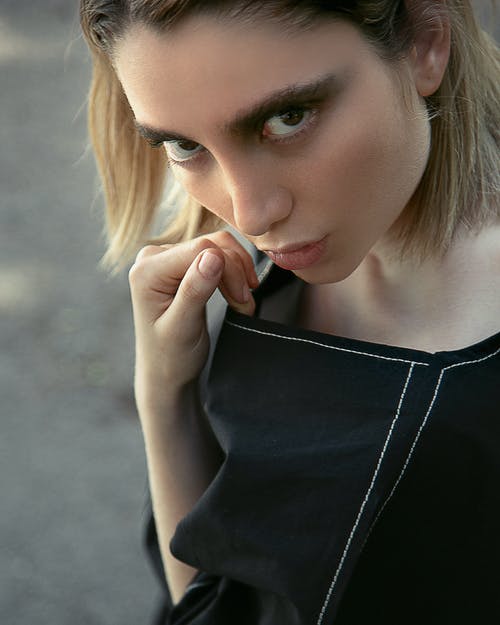 有关严肃, 垂直拍摄, 女性时尚的免费素材图片