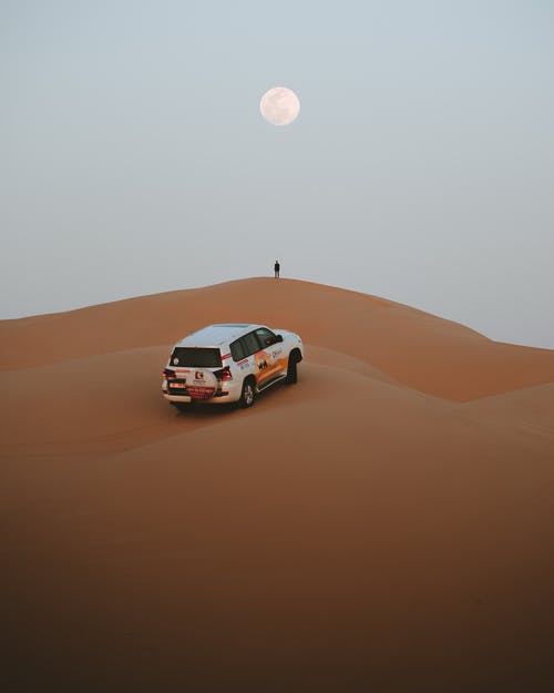 沙漠上的白色和红色汽车 · 免费素材图片