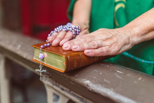 有关人, 圣书, 手的免费素材图片