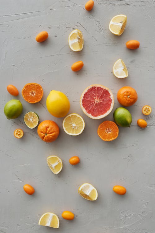 桌上切柑橘类水果 · 免费素材图片