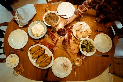 棕色木制的桌子上的熟食的平面摄影 · 免费素材图片