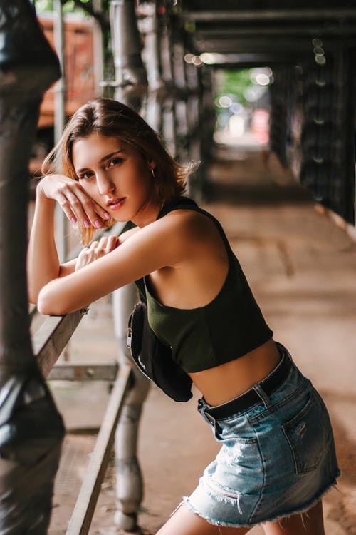 站在户外的未知名人 · 免费素材图片