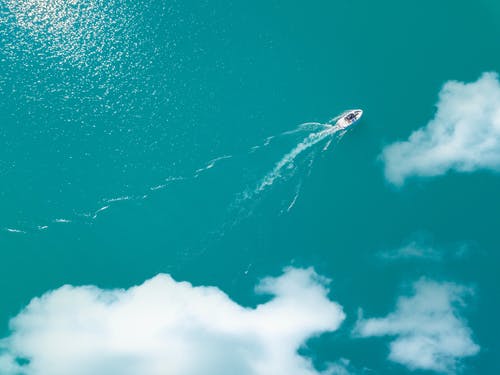 白船在水面上 · 免费素材图片