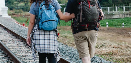 蓝白色和黑色格子衬衫和黑色背心的棕色货运短裤的男人 · 免费素材图片