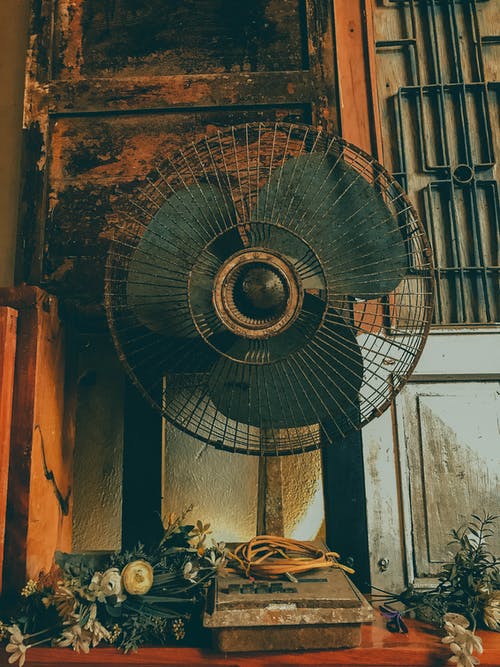 肮脏的旧电风扇的特写镜头 · 免费素材图片