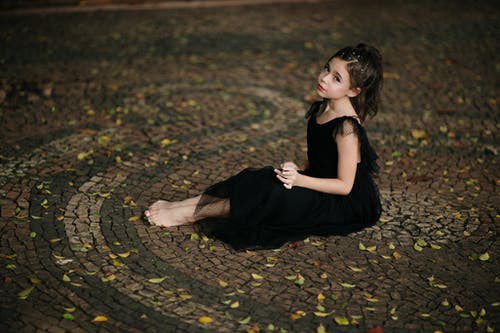 有关儿童, 坐, 女孩的免费素材图片