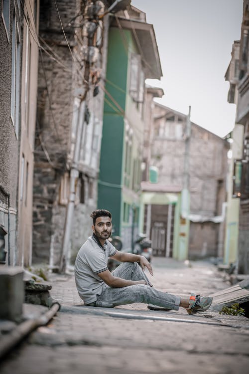 有关polo衫, 人, 坐的免费素材图片