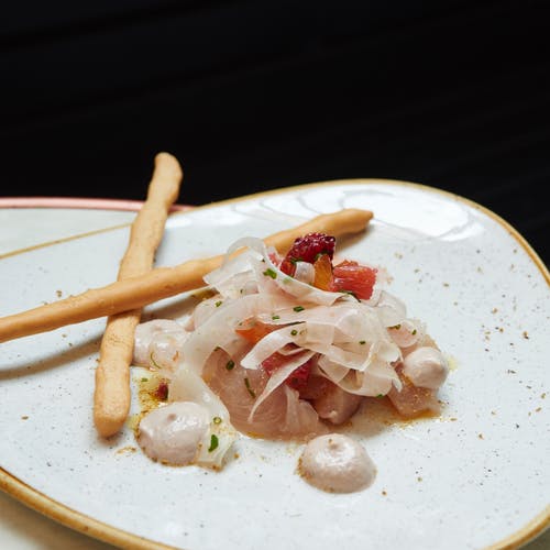 在白色陶瓷板上切番茄和奶酪 · 免费素材图片