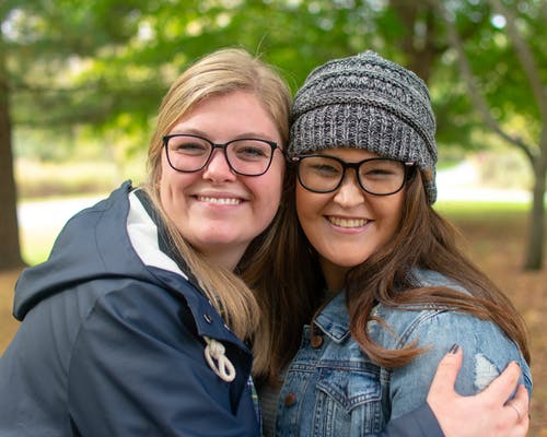 有关（顶部有小羊毛球的）羊毛帽子, 幸福, 微笑的免费素材图片