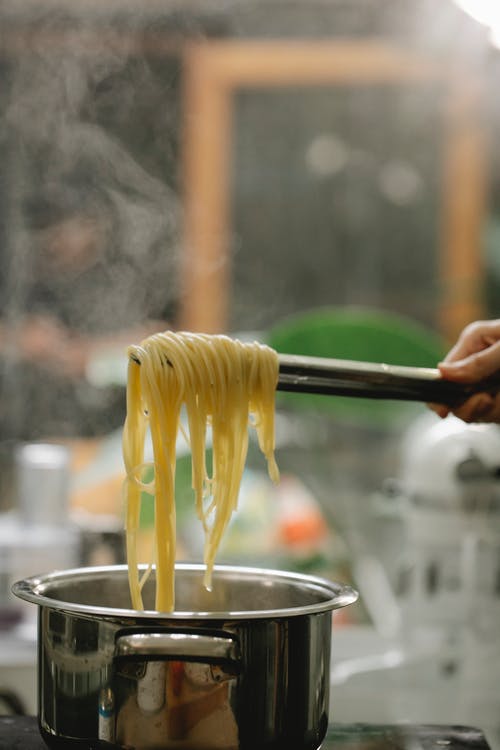 人控股筷子与面食 · 免费素材图片