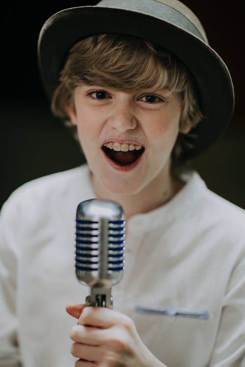 有关儿童, 唱歌, 垂直拍摄的免费素材图片