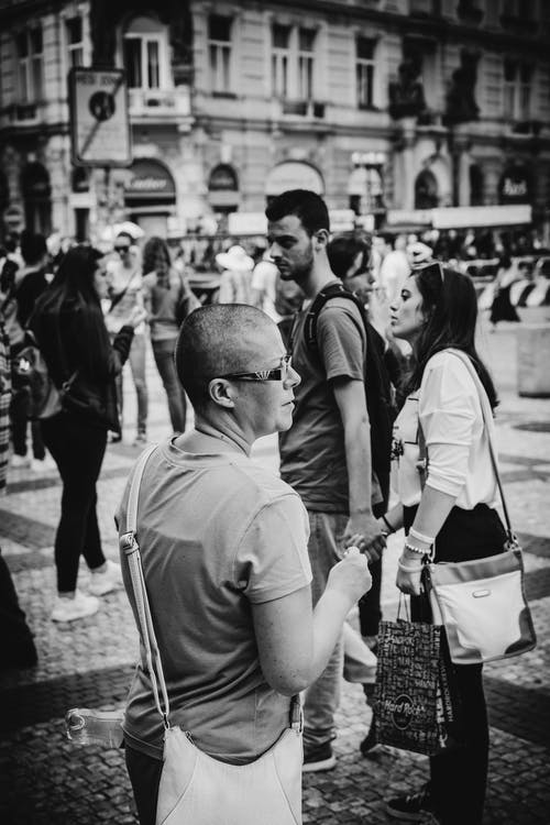 男人和女人在大街上行走的灰度照片 · 免费素材图片