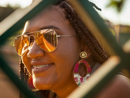 有关墨镜, 微笑, 户外的免费素材图片